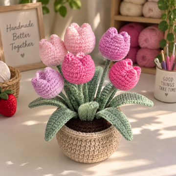 Handgehäkelter Tulpenblumentopf – niedliches Garnbouquet, farbenfrohe Wohndekoration, durchdachtes Geschenk für sie