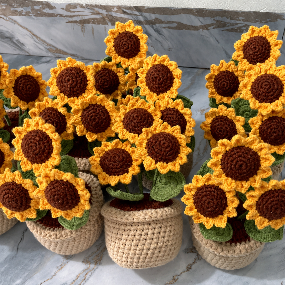 Handgehäkelte Sonnenblume im Topf, farbenfrohe Häkelblume, inspirierende Schreibtischdekoration, Geschenk mit Affirmation, niedlicher handgefertigter Blumentopf