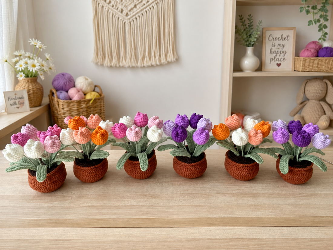 Handgehäkelter Tulpenblumentopf – niedliches Garnbouquet, farbenfrohe Wohndekoration, durchdachtes Geschenk für sie